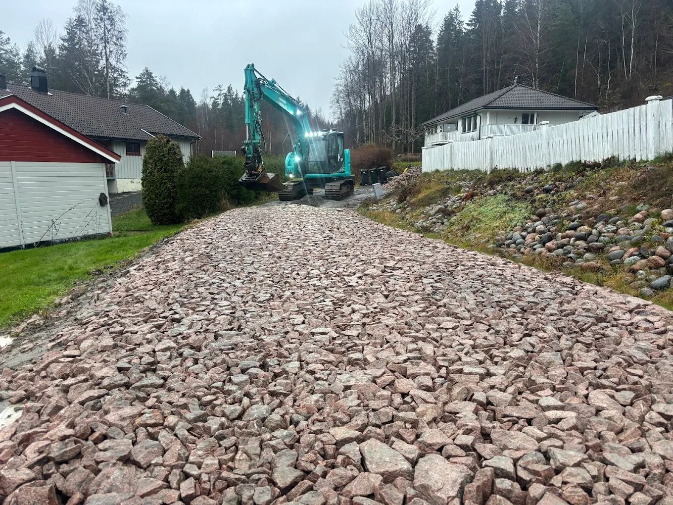 Gravemaskin på byggeplass